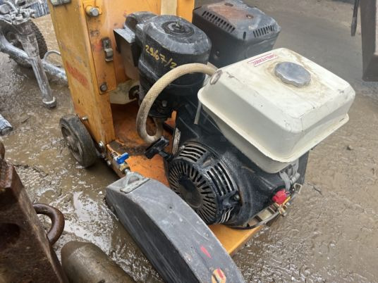 Scie à sol HUSQVARNA - 건설장비 : 사진 3 Scie à sol HUSQVARNA - 건설장비 : 사진 3