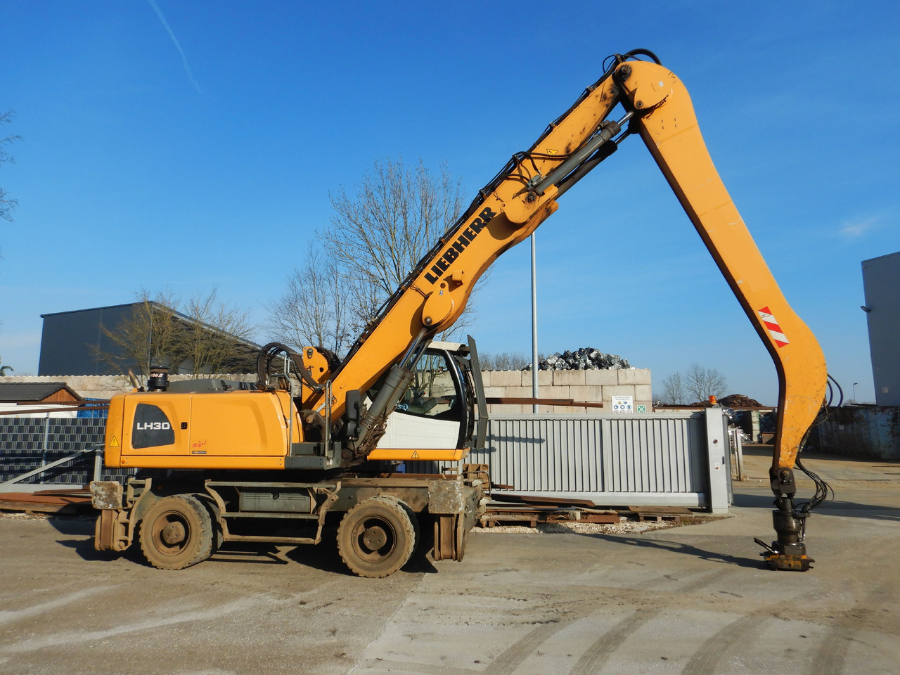 LIEBHERR LH 30 Industry - 폐기물/ 산업 처리기 : 사진 2 LIEBHERR LH 30 Industry - 폐기물/ 산업 처리기 : 사진 2