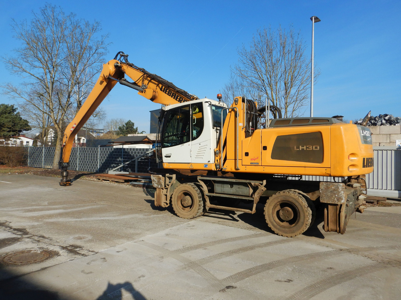LIEBHERR LH 30 Industry - 폐기물/ 산업 처리기 : 사진 1 LIEBHERR LH 30 Industry - 폐기물/ 산업 처리기 : 사진 1