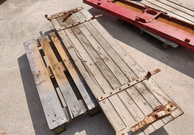 Peräkärryn laita - K 54cm - L 195cm - puinen - 보디 및 외관 농장 티핑 트레일러/ 덤프 용 : 사진 1 Peräkärryn laita - K 54cm - L 195cm - puinen - 보디 및 외관 농장 티핑 트레일러/ 덤프 용 : 사진 1