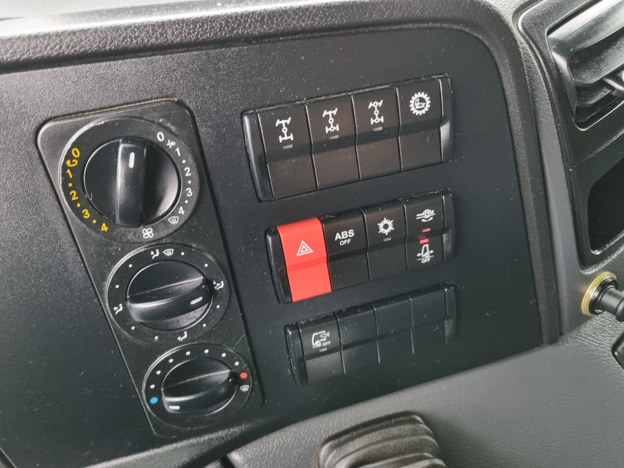 MERCEDES-BENZ ATEGO 1323 4x4 ABROLKIPPER - 후크 리프트 트럭 : 사진 3 MERCEDES-BENZ ATEGO 1323 4x4 ABROLKIPPER - 후크 리프트 트럭 : 사진 3