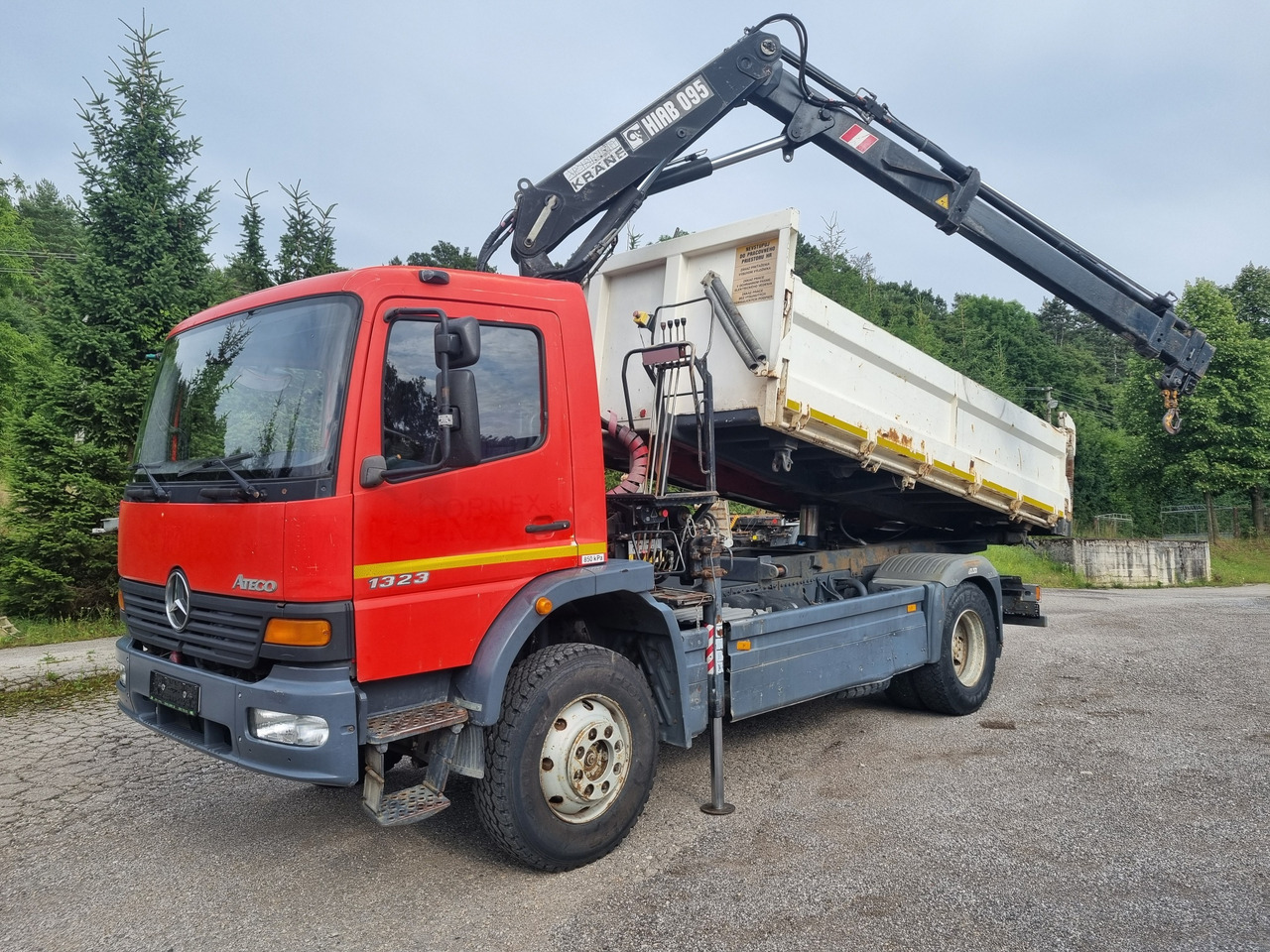 MERCEDES-BENZ ATEGO 1323 4x4 tipper + crane HIAB 095 - 덤프트럭, 크레인 트럭 : 사진 1 MERCEDES-BENZ ATEGO 1323 4x4 tipper + crane HIAB 095 - 덤프트럭, 크레인 트럭 : 사진 1