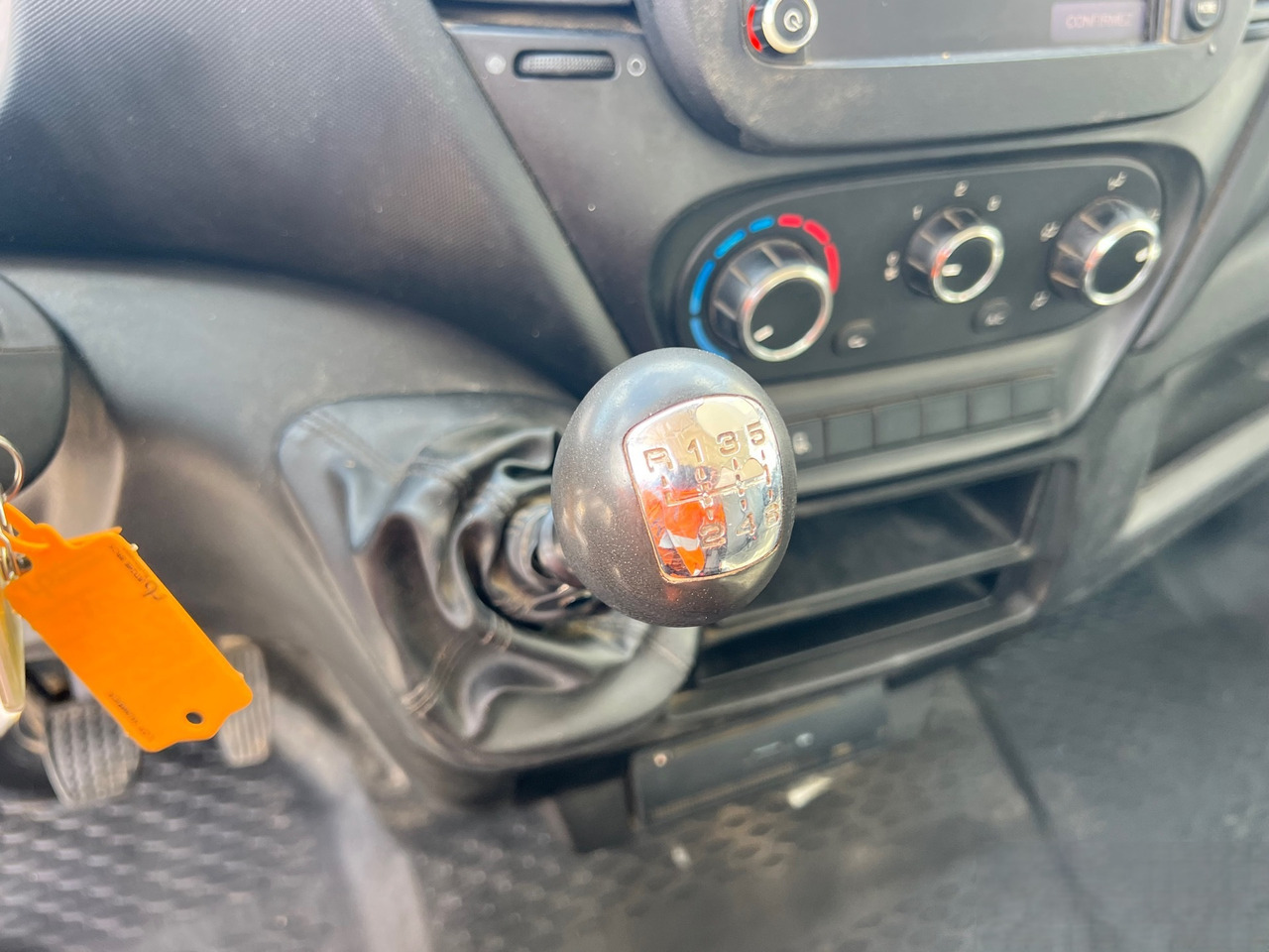 IVECO DAILY 35-130 - 덤프 밴 : 사진 2 IVECO DAILY 35-130 - 덤프 밴 : 사진 2