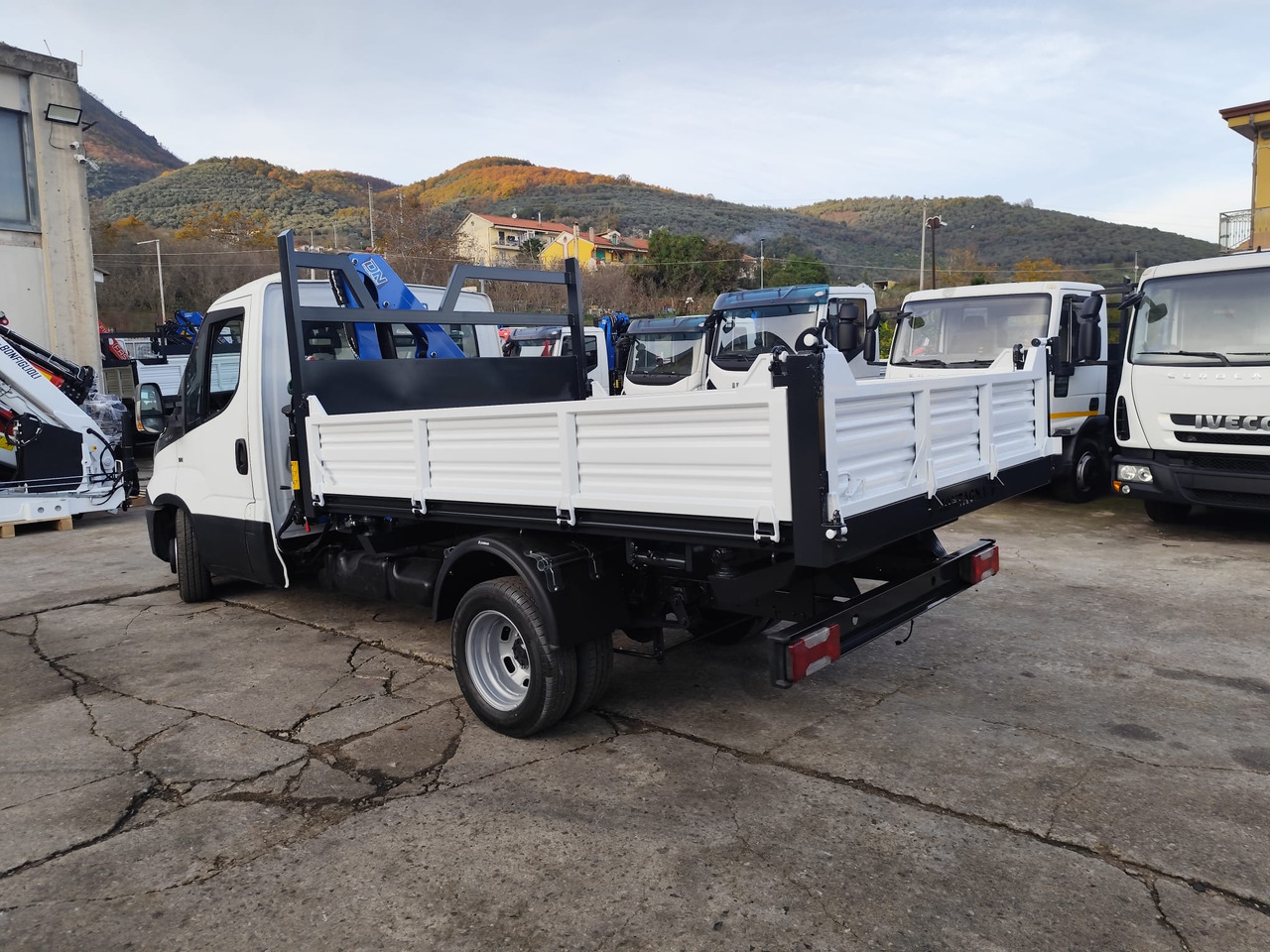 IVECO DAILY 35C15 - 크레인 트럭, 덤프 밴 : 사진 3 IVECO DAILY 35C15 - 크레인 트럭, 덤프 밴 : 사진 3