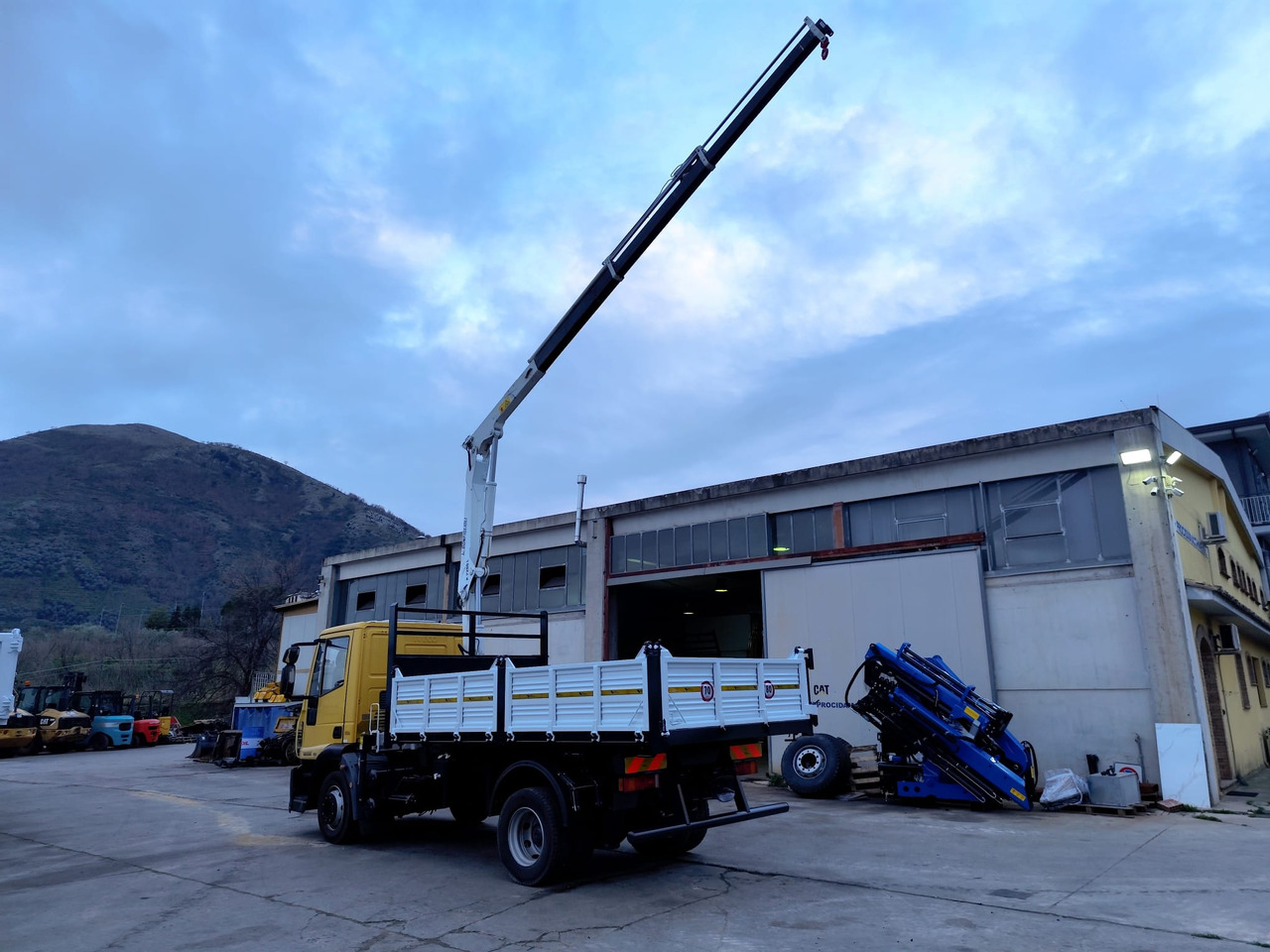 크레인 트럭, 덤프트럭 IVECO EUROCARGO 120E28P : 사진 21 크레인 트럭, 덤프트럭 IVECO EUROCARGO 120E28P : 사진 21