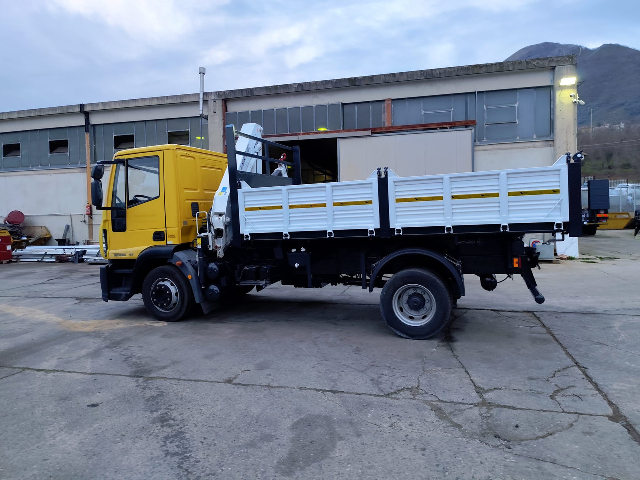 크레인 트럭, 덤프트럭 IVECO EUROCARGO 120E28P : 사진 32 크레인 트럭, 덤프트럭 IVECO EUROCARGO 120E28P : 사진 32