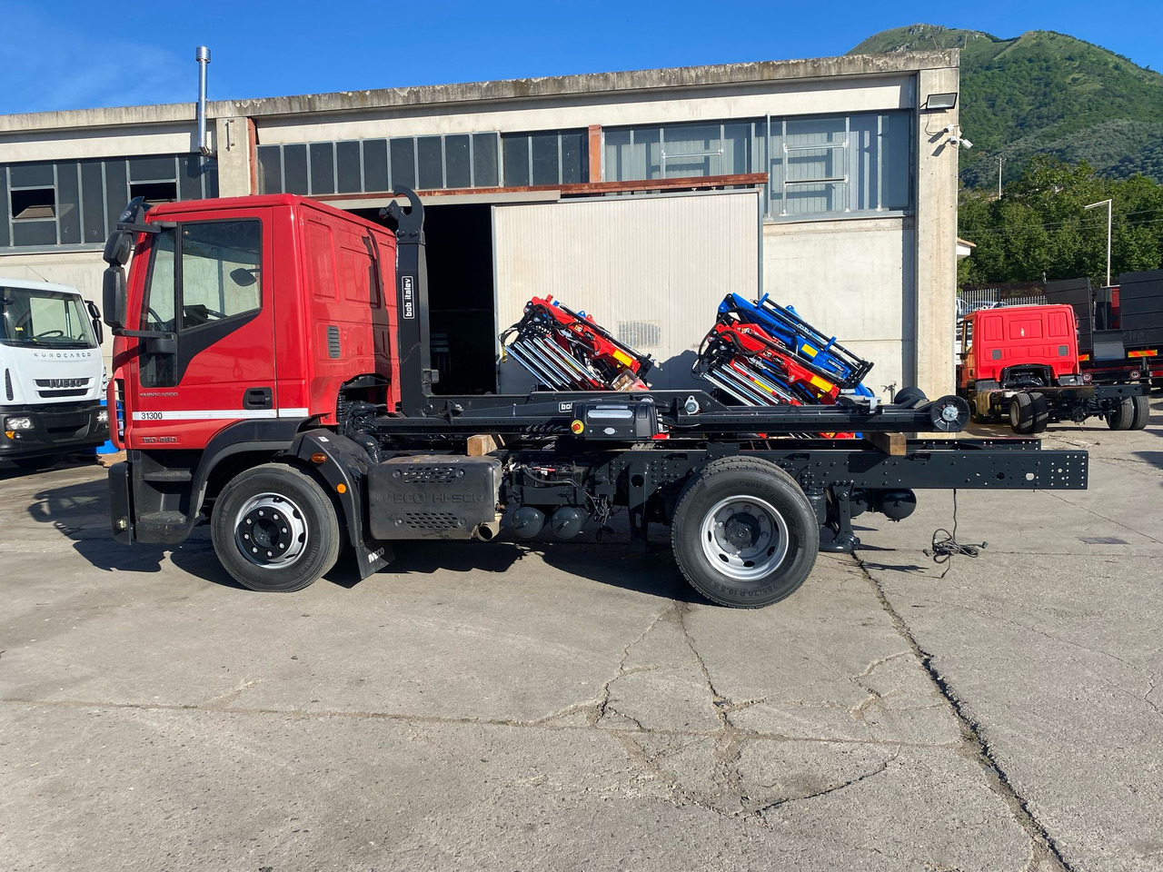 IVECO EUROCARGO 150-280 - 후크 리프트 트럭 : 사진 2 IVECO EUROCARGO 150-280 - 후크 리프트 트럭 : 사진 2