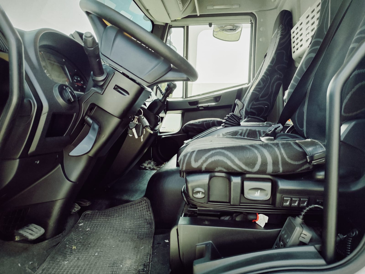 캡 새시 트럭, 크레인 트럭 IVECO EUROCARGO 160-280 : 사진 11