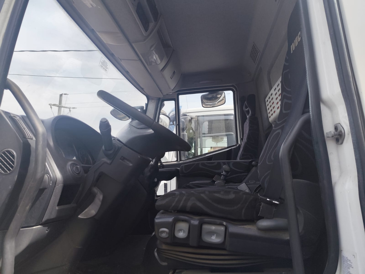 IVECO EUROCARGO 160E25K - 크레인 트럭 : 사진 4 IVECO EUROCARGO 160E25K - 크레인 트럭 : 사진 4