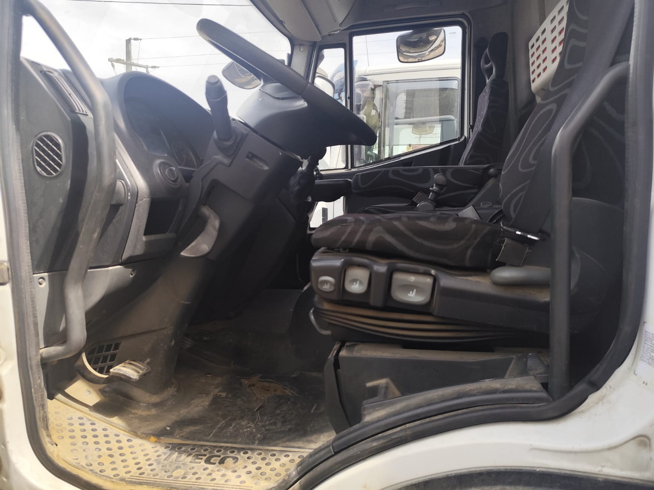 IVECO EUROCARGO 160E25K - 크레인 트럭 : 사진 5 IVECO EUROCARGO 160E25K - 크레인 트럭 : 사진 5