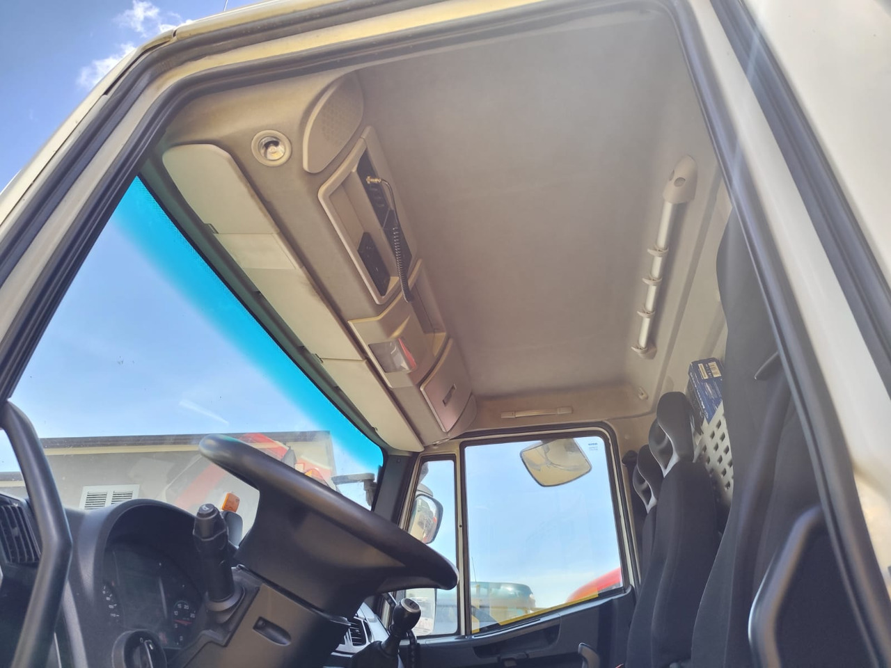 IVECO EUROCARGO 180-250 - 캡 새시 트럭, 크레인 트럭 : 사진 4 IVECO EUROCARGO 180-250 - 캡 새시 트럭, 크레인 트럭 : 사진 4