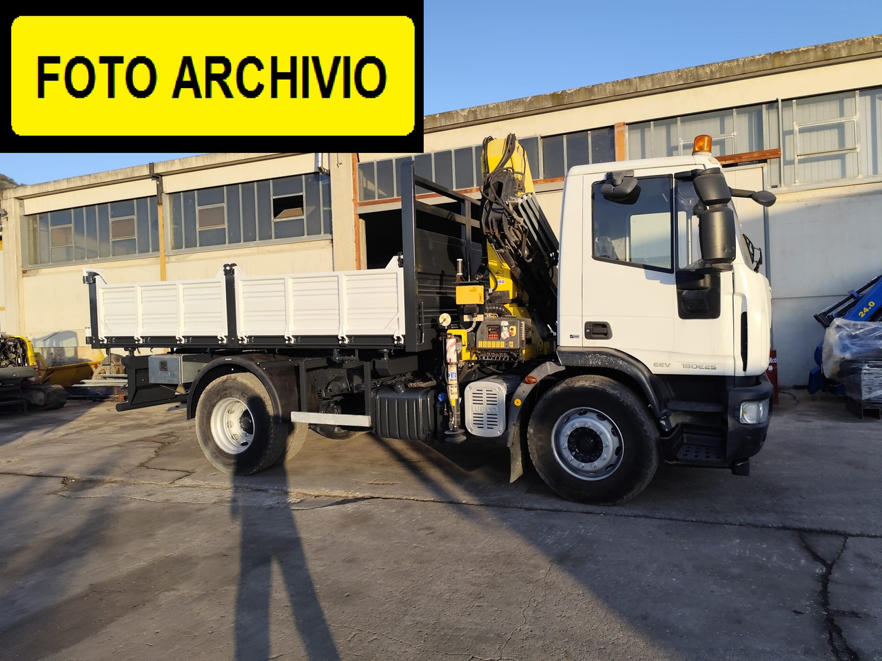 IVECO EUROCARGO 180E30 - 덤프트럭, 크레인 트럭 : 사진 3 IVECO EUROCARGO 180E30 - 덤프트럭, 크레인 트럭 : 사진 3