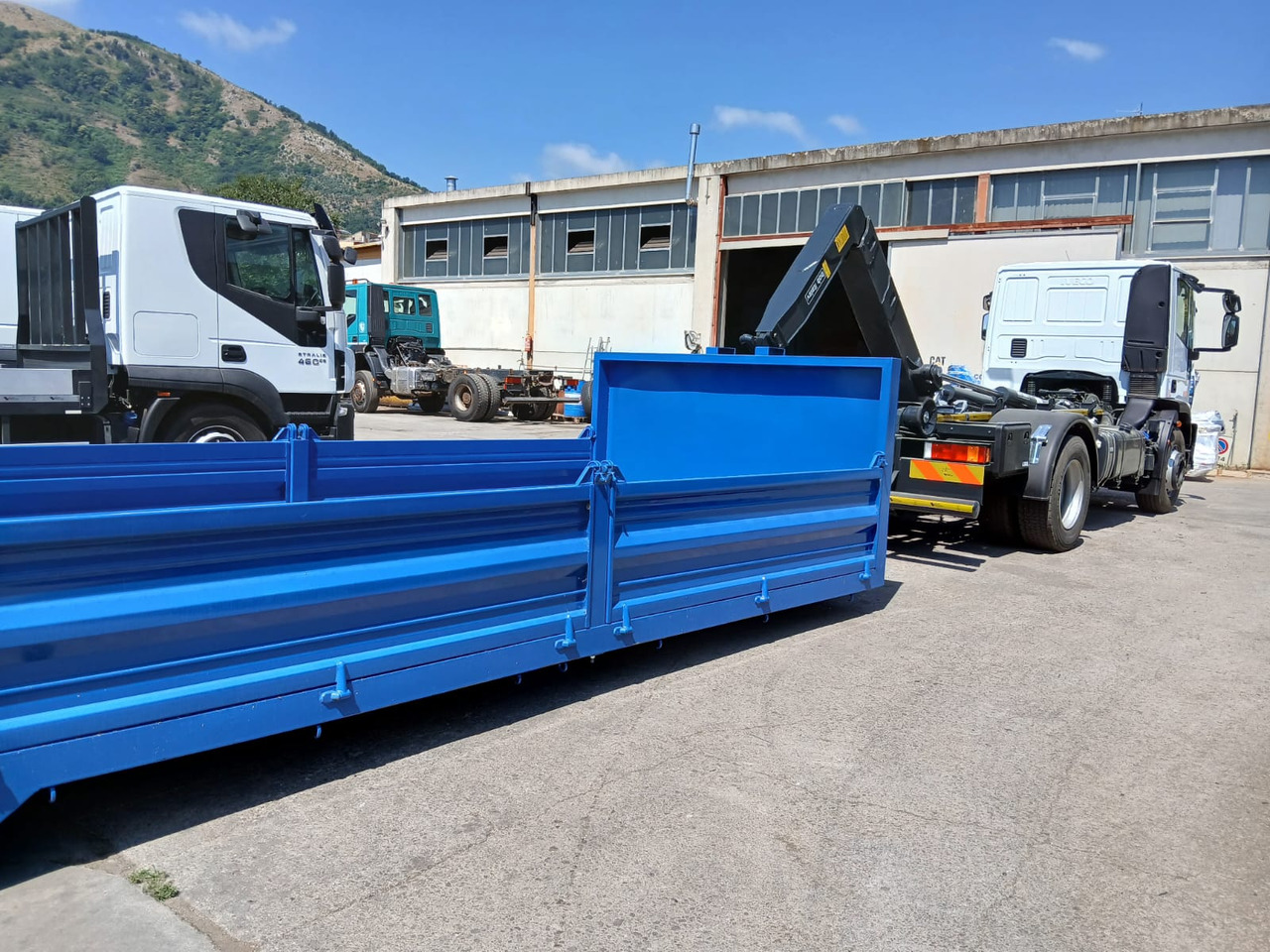 IVECO EUROCARGO 190EL25 - 후크 리프트 트럭 : 사진 2 IVECO EUROCARGO 190EL25 - 후크 리프트 트럭 : 사진 2