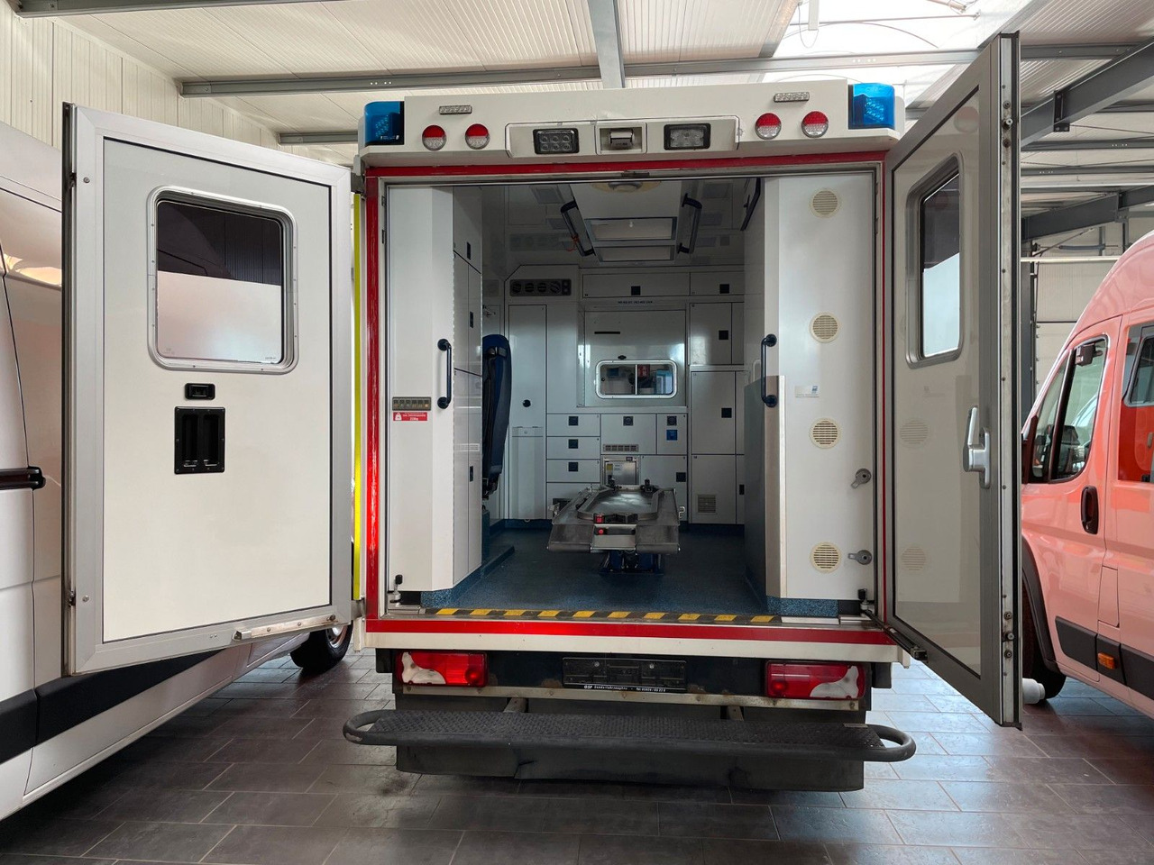 Mercedes-Benz Sprinter II Rettungswagen 519 CDI - 차량 : 사진 4 Mercedes-Benz Sprinter II Rettungswagen 519 CDI - 차량 : 사진 4