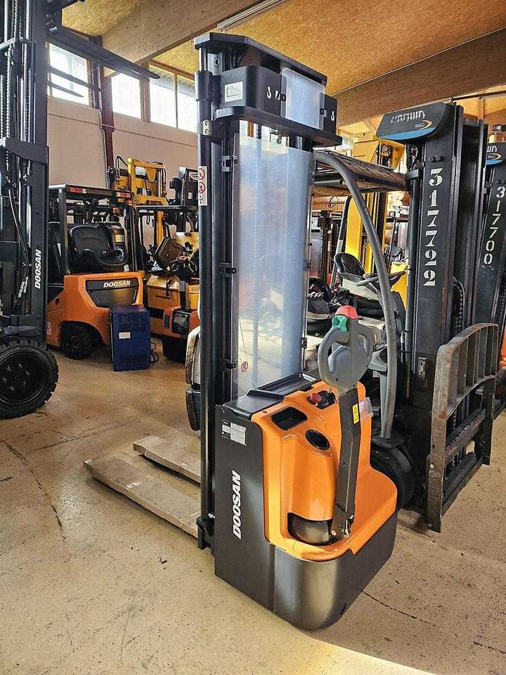 Doosan BSL 12N - 스태커 : 사진 4 Doosan BSL 12N - 스태커 : 사진 4