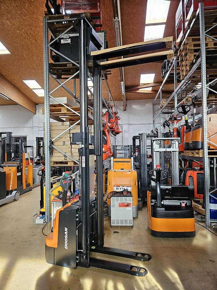 Doosan BSL16N - 스태커 : 사진 5 Doosan BSL16N - 스태커 : 사진 5