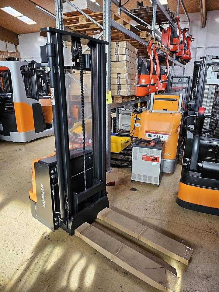 Doosan BSL16N - 스태커 : 사진 2 Doosan BSL16N - 스태커 : 사진 2