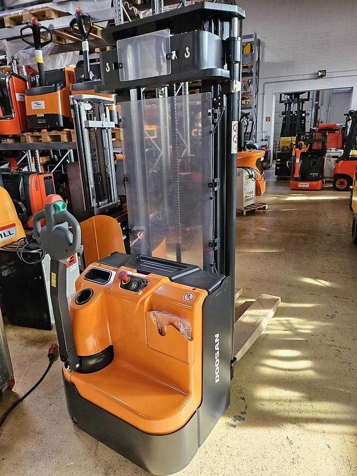 Doosan BSL16N - 스태커 : 사진 1 Doosan BSL16N - 스태커 : 사진 1