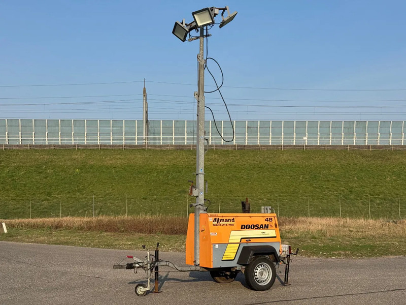 Doosan Allmand Night-Light Pro mobiele lichtmast LED - 조명 타워 : 사진 1 Doosan Allmand Night-Light Pro mobiele lichtmast LED - 조명 타워 : 사진 1