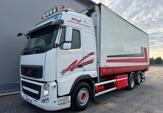 VolvoFH13 500 6x2 Ketjupurku + Rahtikaappi - 박스 트럭 : 사진 1 VolvoFH13 500 6x2 Ketjupurku + Rahtikaappi - 박스 트럭 : 사진 1