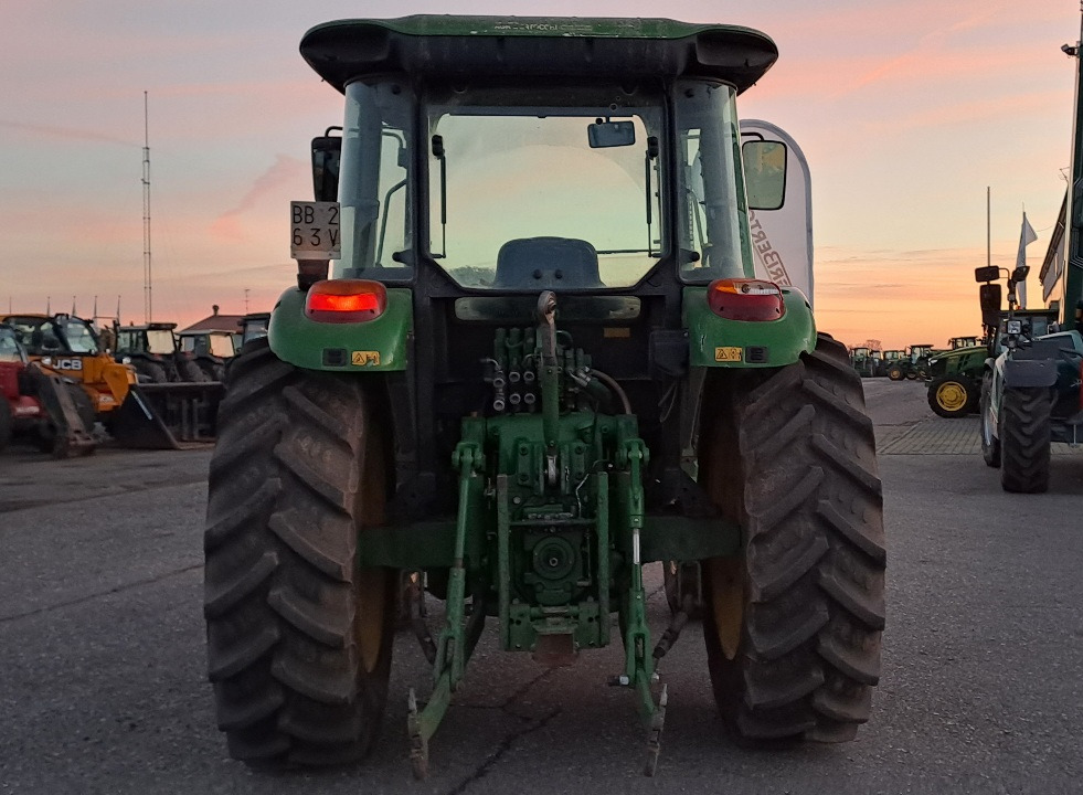JOHN DEERE 5820 - 장궤형 트랙터 : 사진 4 JOHN DEERE 5820 - 장궤형 트랙터 : 사진 4