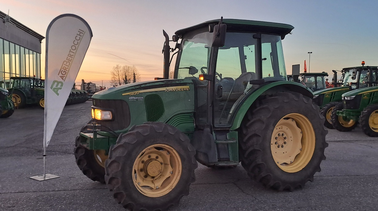 JOHN DEERE 5820 - 장궤형 트랙터 : 사진 1 JOHN DEERE 5820 - 장궤형 트랙터 : 사진 1