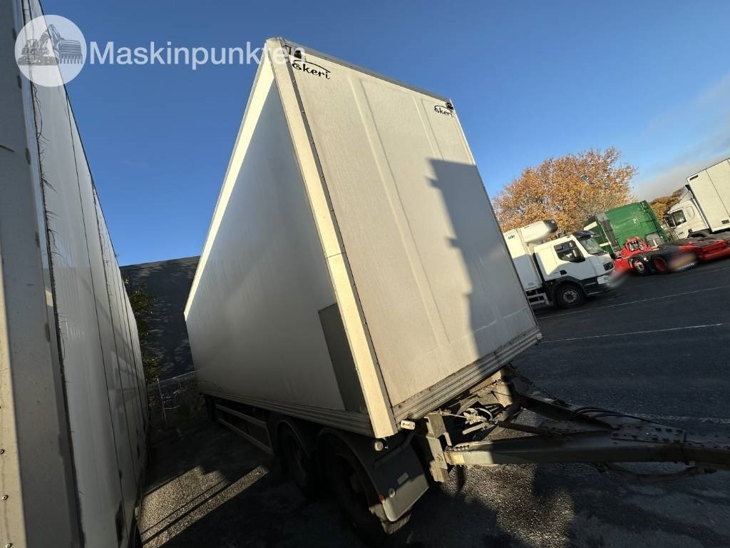 Ekeri L/L-4 Skåpsläp med öppningsbar sida - 밀폐형 박스 트레일러 : 사진 3 Ekeri L/L-4 Skåpsläp med öppningsbar sida - 밀폐형 박스 트레일러 : 사진 3