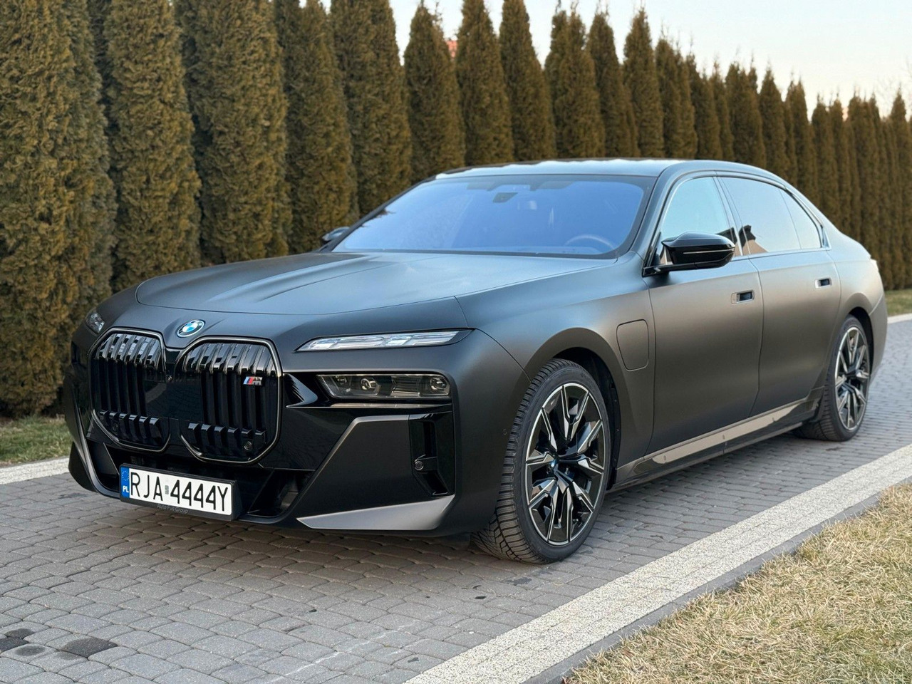 BMW M760 Baureihe 7 Lim M760 e xDrive - 세단 : 사진 1 BMW M760 Baureihe 7 Lim M760 e xDrive - 세단 : 사진 1