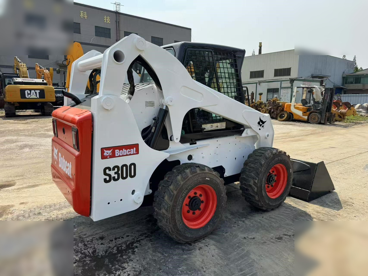BOBCAT S300 - 스키드 스티어 로더 : 사진 3 BOBCAT S300 - 스키드 스티어 로더 : 사진 3