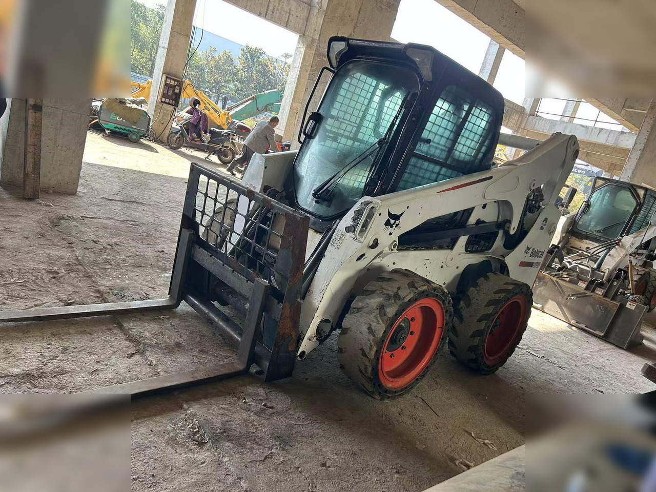 BOBCAT S750 - 스키드 스티어 로더 : 사진 3 BOBCAT S750 - 스키드 스티어 로더 : 사진 3
