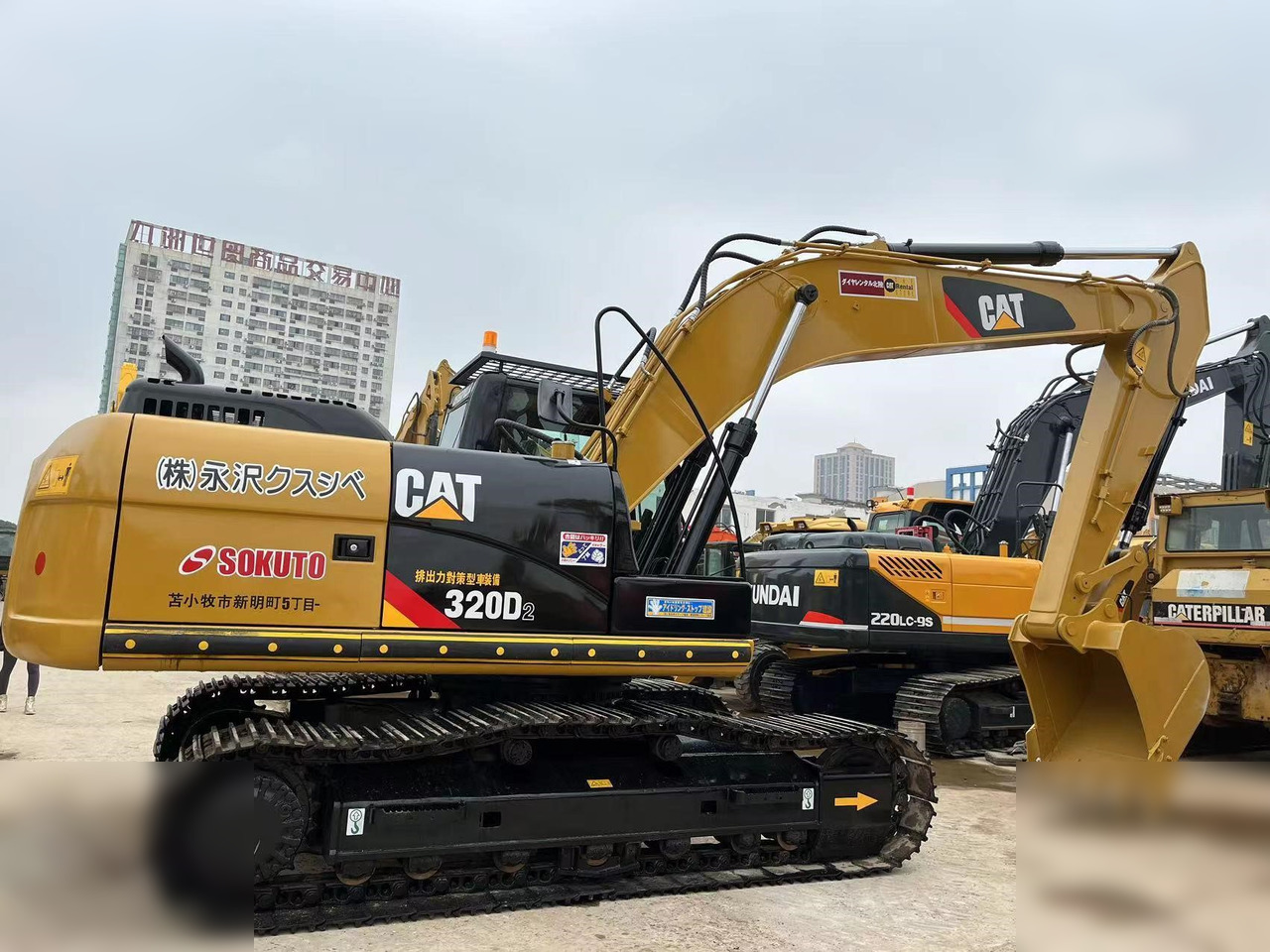CATERPILLAR 320D2 - 크롤러 굴삭기 : 사진 2 CATERPILLAR 320D2 - 크롤러 굴삭기 : 사진 2