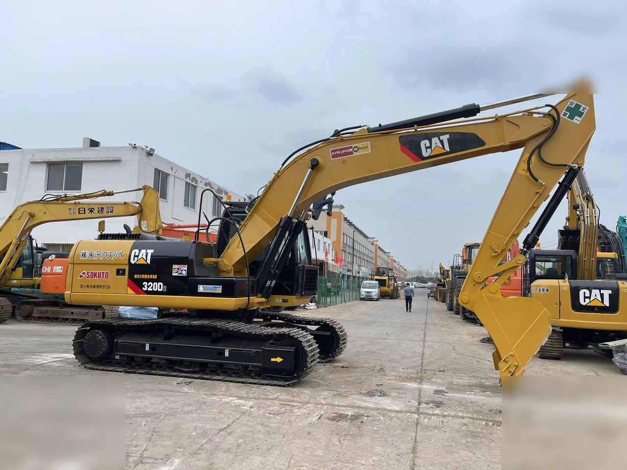 CATERPILLAR 320D2 - 크롤러 굴삭기 : 사진 1 CATERPILLAR 320D2 - 크롤러 굴삭기 : 사진 1
