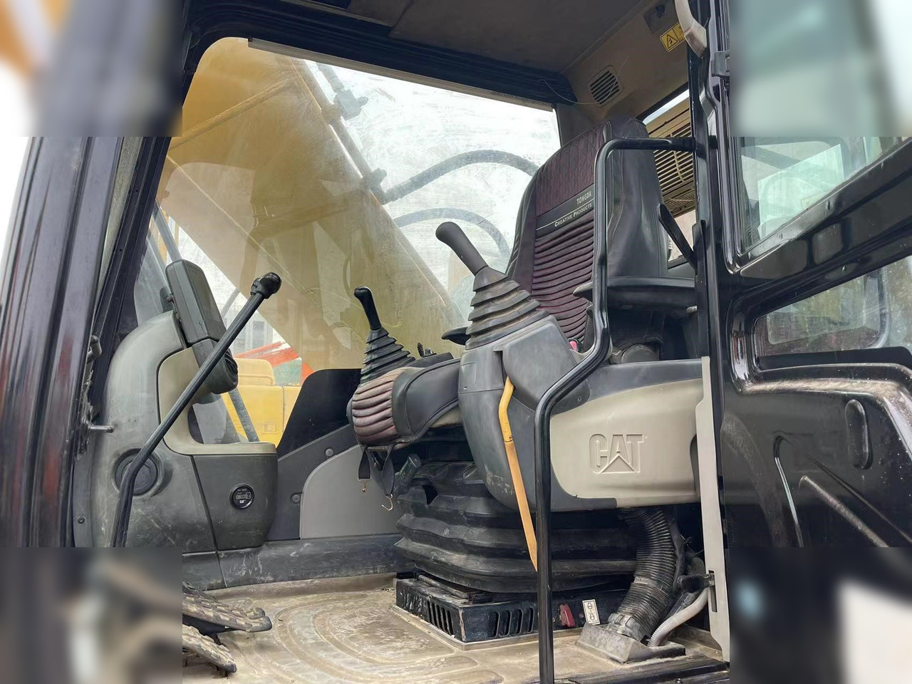 CATERPILLAR 320D2 - 크롤러 굴삭기 : 사진 5 CATERPILLAR 320D2 - 크롤러 굴삭기 : 사진 5