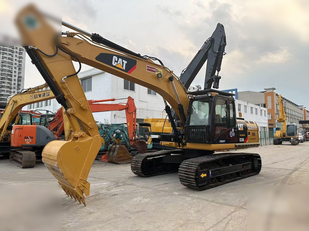 CATERPILLAR 323DL - 크롤러 굴삭기 : 사진 2 CATERPILLAR 323DL - 크롤러 굴삭기 : 사진 2