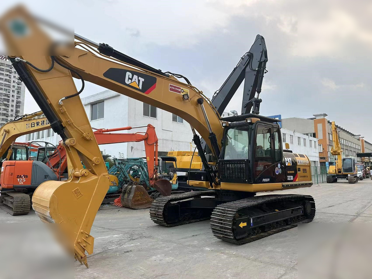 CATERPILLAR 323DL - 크롤러 굴삭기 : 사진 1 CATERPILLAR 323DL - 크롤러 굴삭기 : 사진 1