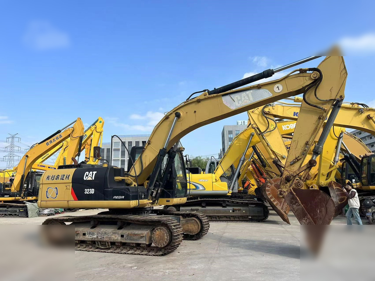 CATERPILLAR 323D - 크롤러 굴삭기 : 사진 1 CATERPILLAR 323D - 크롤러 굴삭기 : 사진 1