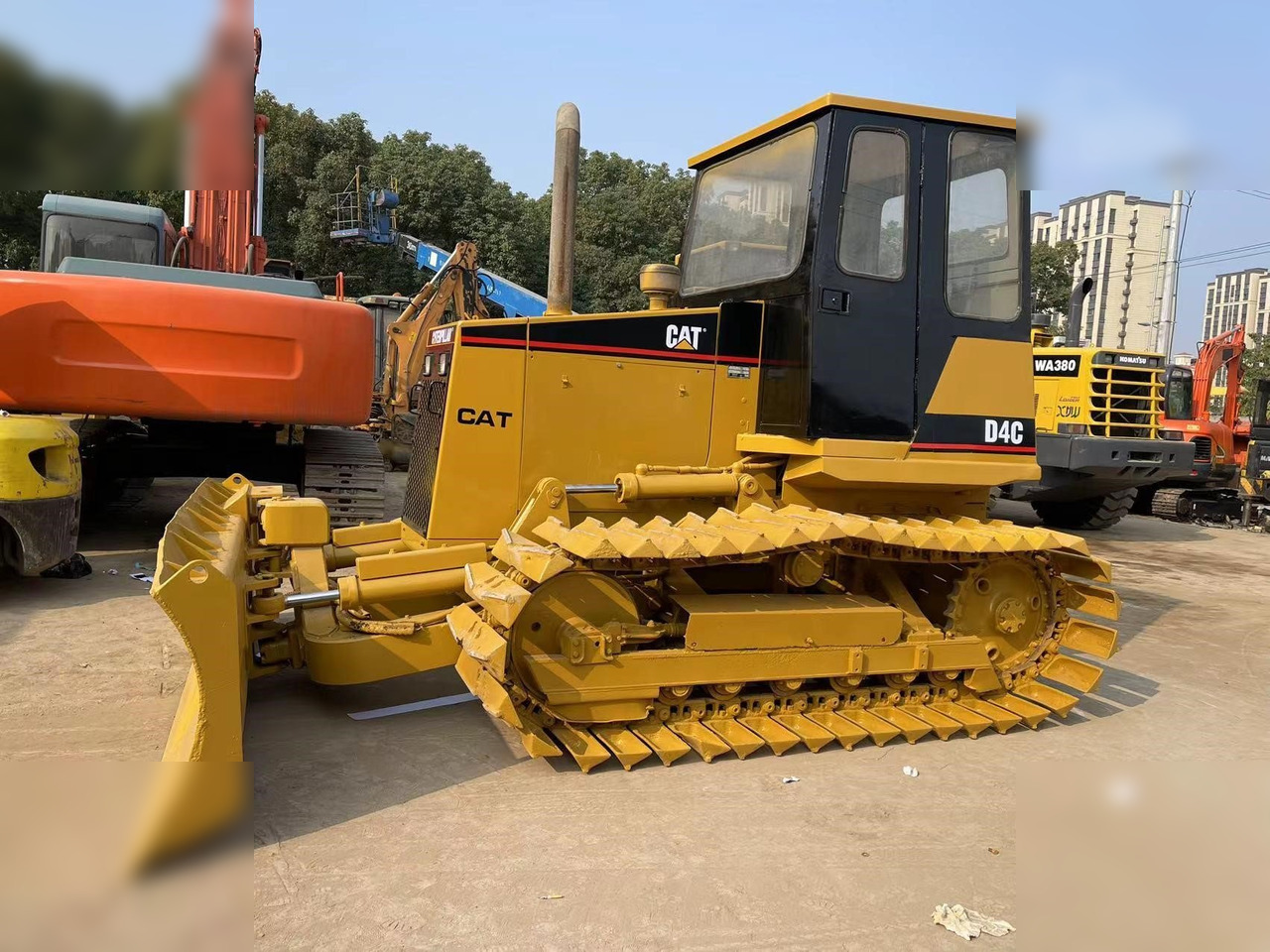 CATERPILLAR D4C - 불도저 : 사진 1 CATERPILLAR D4C - 불도저 : 사진 1