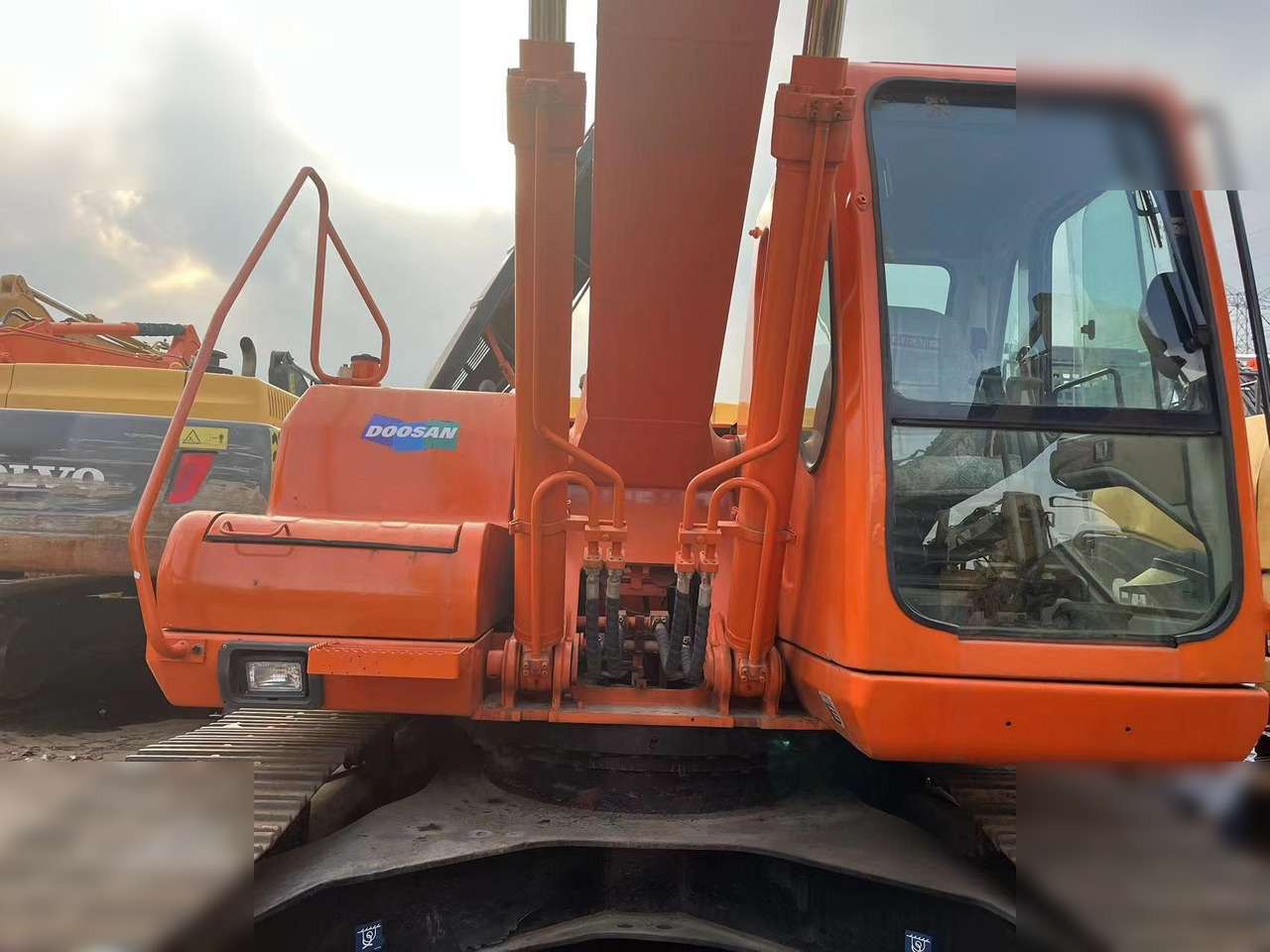 DOOSAN DH220 LC-7 - 크롤러 굴삭기 : 사진 2 DOOSAN DH220 LC-7 - 크롤러 굴삭기 : 사진 2