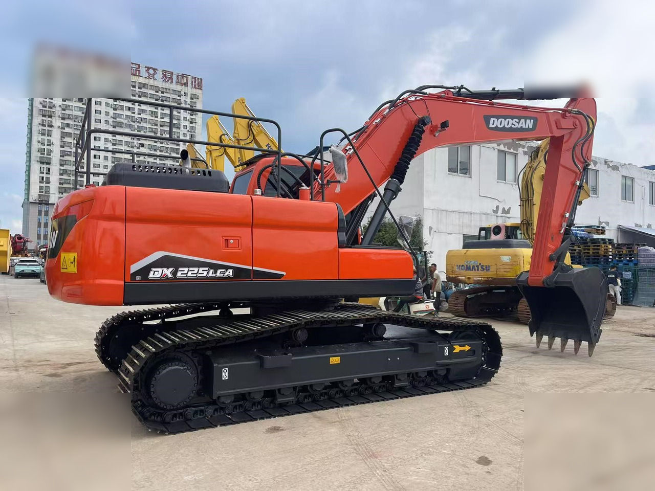 DOOSAN DX225 LC - 크롤러 굴삭기 : 사진 2 DOOSAN DX225 LC - 크롤러 굴삭기 : 사진 2