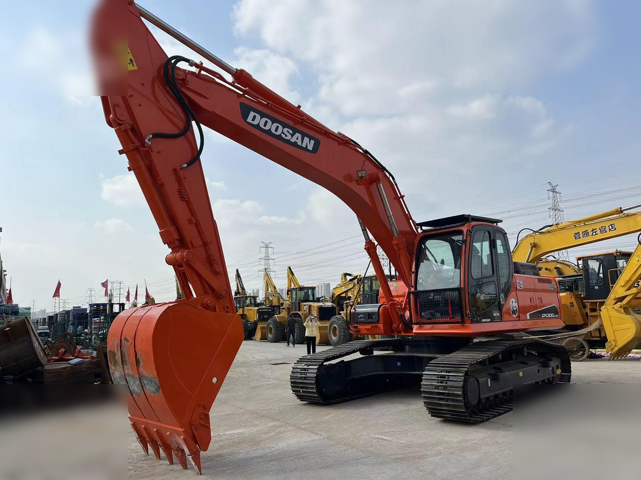 DOOSAN DX300 LC-9C - 크롤러 굴삭기 : 사진 2 DOOSAN DX300 LC-9C - 크롤러 굴삭기 : 사진 2