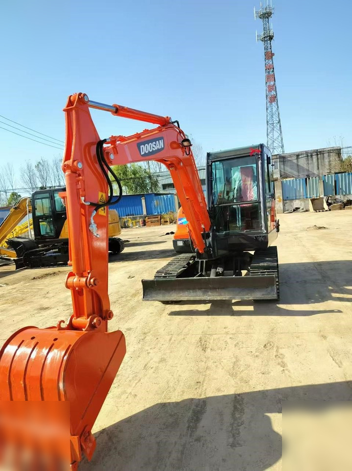 DOOSAN DX60-9C - 크롤러 굴삭기 : 사진 4 DOOSAN DX60-9C - 크롤러 굴삭기 : 사진 4