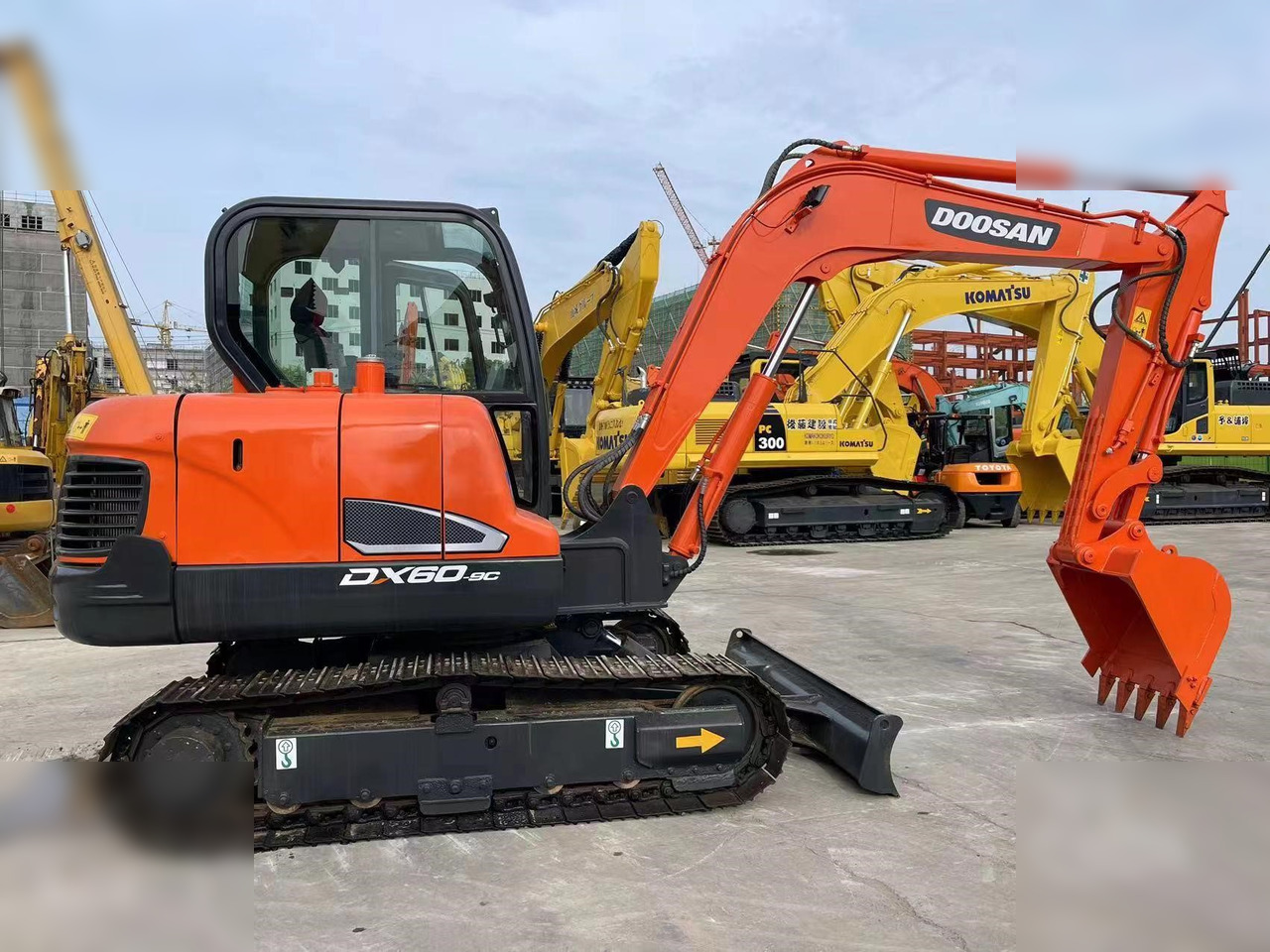 DOOSAN DX60-9C - 크롤러 굴삭기 : 사진 1 DOOSAN DX60-9C - 크롤러 굴삭기 : 사진 1
