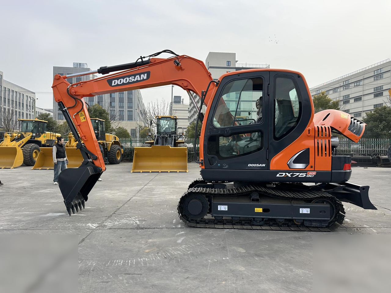 DOOSAN DX75-9CN - 크롤러 굴삭기 : 사진 1 DOOSAN DX75-9CN - 크롤러 굴삭기 : 사진 1
