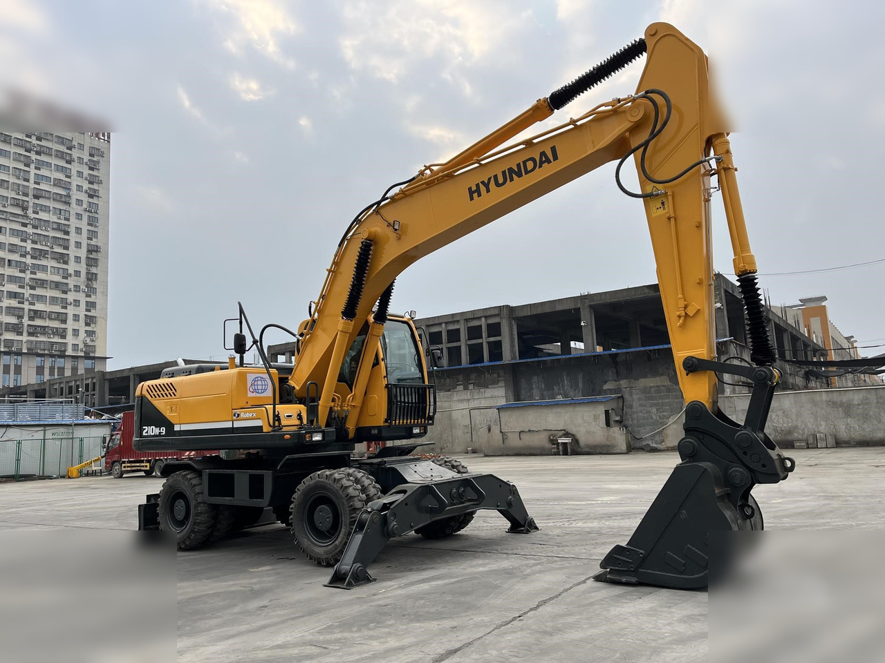 HYUNDAI ROBEX 210W-9 - 휠 굴삭기 : 사진 2 HYUNDAI ROBEX 210W-9 - 휠 굴삭기 : 사진 2