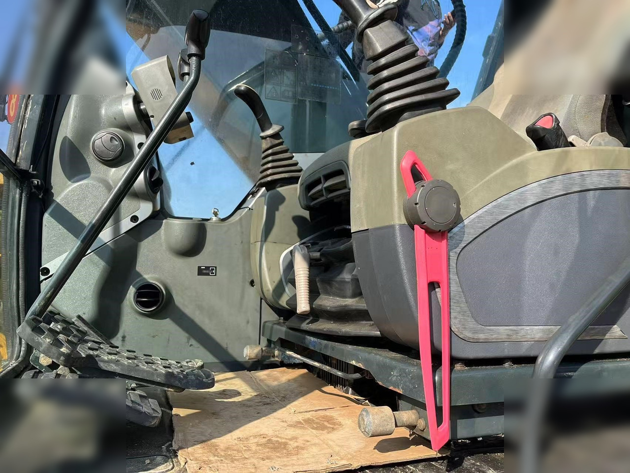 HYUNDAI ROBEX 220 LC-9S - 크롤러 굴삭기 : 사진 4 HYUNDAI ROBEX 220 LC-9S - 크롤러 굴삭기 : 사진 4