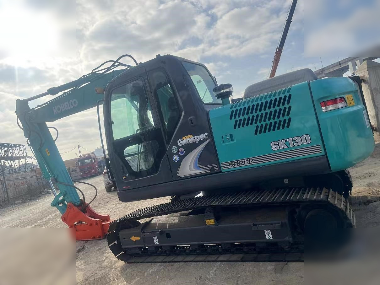 KOBELCO SK130-8 - 크롤러 굴삭기 : 사진 2 KOBELCO SK130-8 - 크롤러 굴삭기 : 사진 2
