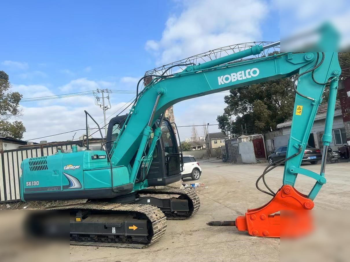 KOBELCO SK130-8 - 크롤러 굴삭기 : 사진 4 KOBELCO SK130-8 - 크롤러 굴삭기 : 사진 4
