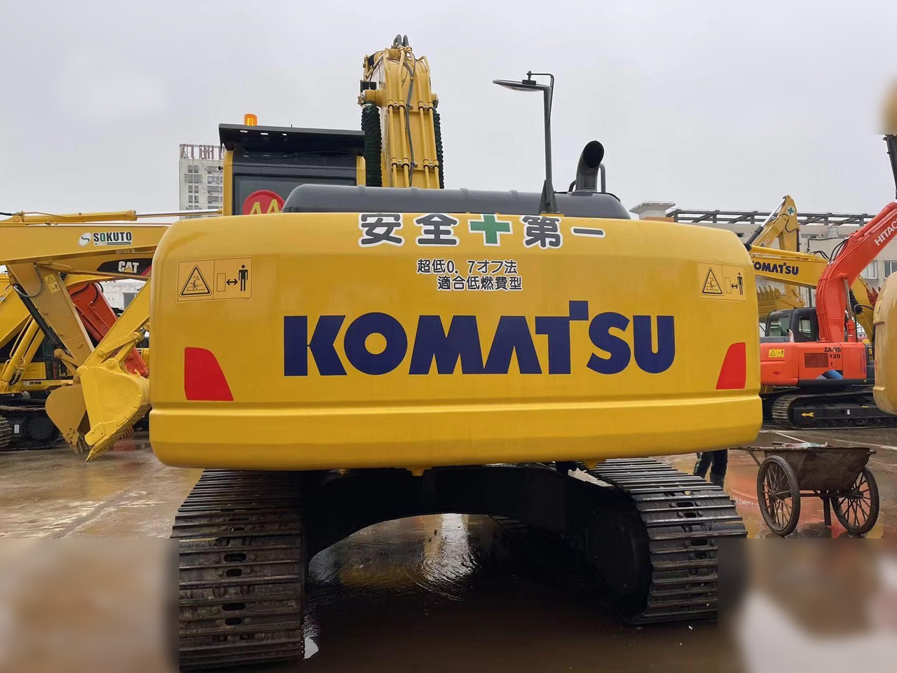 KOMATSU PC220-8 - 크롤러 굴삭기 : 사진 4 KOMATSU PC220-8 - 크롤러 굴삭기 : 사진 4