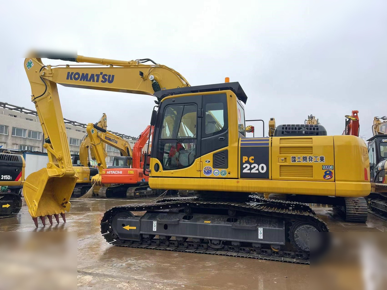 KOMATSU PC220-8 - 크롤러 굴삭기 : 사진 2 KOMATSU PC220-8 - 크롤러 굴삭기 : 사진 2