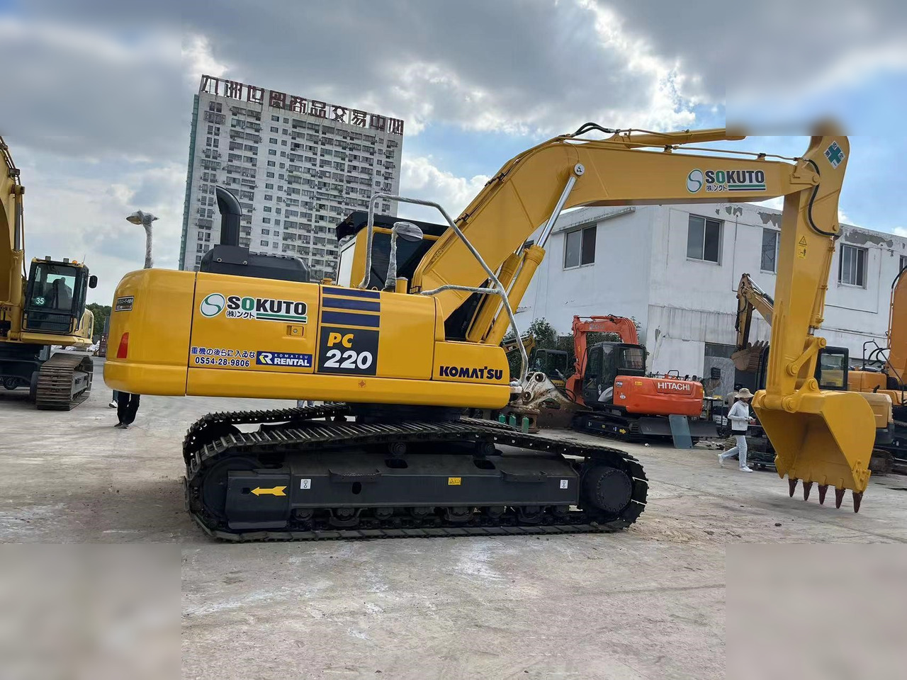 KOMATSU PC220-8 - 크롤러 굴삭기 : 사진 2 KOMATSU PC220-8 - 크롤러 굴삭기 : 사진 2